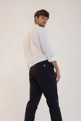 Pantalón de vestir azul marino, de corte slim fit, con bolsillos laterales y traseros.