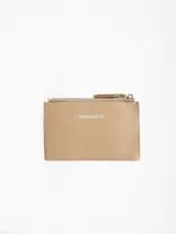 Monedero con diseño plano, color beige, con cierre y logotipo en la parte frontal.