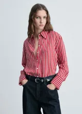 Camisa de manga larga con estampado de rayas rojas y blancas, cuello camisero y cierre frontal con botones.