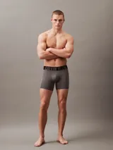 Pack de 3 boxers largos color gris con cintura elástica negra con logo Calvin Klein Intense Power.