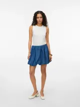 Minifalda azul denim de tiro alto con cintura elastizada y corte globo.