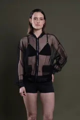 Bomber negra de tul transparente con cierre frontal y bolsillos con solapa.