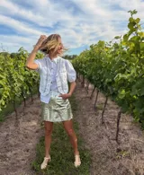 Chaleco blanco con bordados plateados a mano, con cuello mao y cierre frontal con botones. De corte recto y sin mangas.