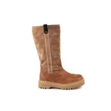 Bota de caña alta combinada en cuero liso color suela y gamuza color arena, con suela track dentada y detalle de tira vertical con broche metálico en la parte superior.