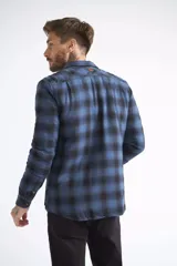 Sobrecamisa de viyela para hombre con estampado de cuadros en rojo y negro. Presenta cierre frontal con botones, bolsillos en el pecho con solapa y botón, y un interior capitoneado para mayor abrigo. Cuenta con un logo en grifa de cuero.