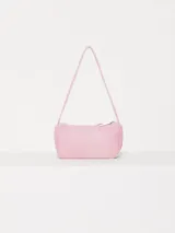 Mini cartera tipo baguette color rosa, realizada en cuero ovino. Tiene acceso mediante un cierre metálico, interior forrado en tejido jacquard con bolsillo y bolsillos frontales con apliques metálicos níquel.