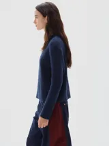 Jean barrel colorblock de denim azul marino y pana bordó, con pierna ancha que se estrecha hacia el tobillo. Presenta cintura ajustada y corte relajado en cadera y muslo.