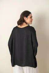 Blusa italiana holgada de color negro con cuello redondo y mangas 3/4 con detalle de lazos.