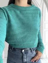 Sweater de punto color menta con diseño texturizado y corte corto.