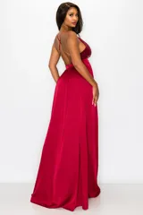 Vestido largo de fiesta color rojo vino, con escote halter en V, corpiño de lentejuelas y falda amplia de satén.