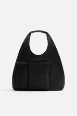 Bolso shopper negro de hombro fabricado en tejido técnico. Tiene un compartimento principal sin cierre, un bolsillo interior plano, un bolsillo interior con cierre de cremallera y dos bolsillos frontales con cierre magnético.