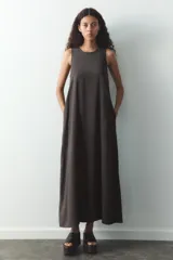Vestido largo gris oscuro, de cuello redondo y sin mangas.