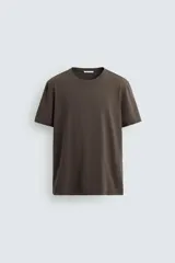 Camiseta slim fit de manga corta y cuello redondo, confeccionada en tejido de algodón con elasticidad.