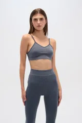 Top deportivo gris con breteles finos, corte al cuerpo y cuello en V.