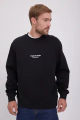 Buzo negro de manga larga y cuello redondo, con logo "Originals Studio" estampado en el pecho.