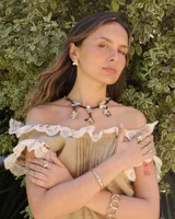 Anillo dorado con diseño de tres bandas entrelazadas.