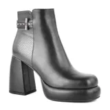 Bota de vestir negra de cuero sintético con plataforma y taco alto bloque. Presenta detalle de textura símil piel de serpiente en la parte trasera y correa con hebilla metálica. Cierre lateral con cremallera.