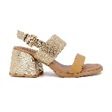 Sandalia de cuero color beige con taco cuadrado y tira delantera tejida color dorado.