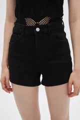 Short de jean negro, tiro alto, corte holgado y bolsillos delanteros y traseros.