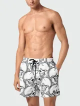 Short de baño blanco con estampado de calaveras en negro de diseño bold.