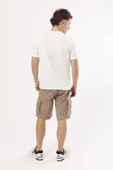 Bermuda color beige, estilo cargo, con múltiples bolsillos y corte a la rodilla.