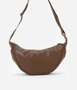 Bandolera marrón de poliuretano con correa ajustable.