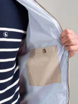 Cazadora tipo bomber color beige, con cierre frontal y bolsillos de solapa.