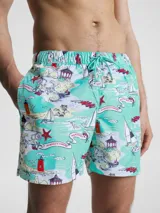 Short de baño celeste con estampado de motivos náuticos en rojo, blanco y azul.