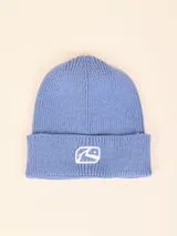 Gorro de lana verde oliva con logo de la marca Rusty bordado en negro.