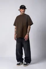 Pantalón jean gris de corte amplio y tiro alto.