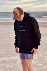 Canguro negro con capucha y estampado con texto en blanco.