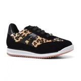 Championes urbanos con estampado animal print, detalles en gamuza negra y suela blanca con base marrón.