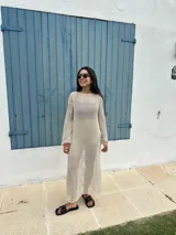 Vestido largo de tejido de punto abierto (red) color crudo, de manga larga y escote redondo.