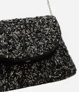 Cartera de fiesta tipo sobre, color negro, cubierta de lentejuelas y cuentas plateadas. Incluye correa de cadena metálica plateada.