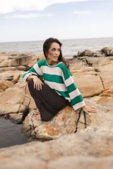 Sweater tejido a rayas horizontales anchas color verde y blanco, con cuello redondo en crochet, mangas caídas y largo a la cadera.