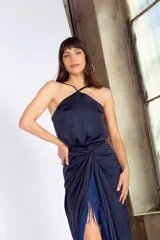Top blanco de seda con escote halter y espalda descubierta. Se ata al cuello y a la espalda con finas tiras.