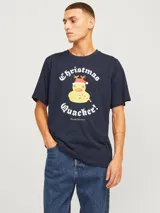 Camiseta azul marino de manga corta y cuello redondo con estampado navideño de un pato de goma con gorro de Papá Noel y bastón de caramelo.