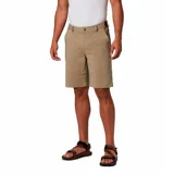 Short de hombre color verde oliva, con bolsillos laterales y traseros con cierre. Protección solar UPF 50 y repelencia al agua.