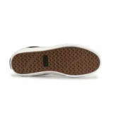 Zapatillas de skate color negro con detalles en marrón y suela blanca, diseño clásico y cómodo.