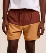 Bermuda de baño masculina confeccionada en microfibra, con cintura elástica, cordón ajustable, bolsillos laterales y trasero con cremallera, y estampado bicolor.