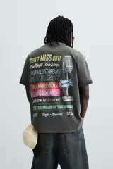 Camiseta negra con efecto lavado, cuello redondo, manga corta y estampado en el frente con la frase "Don't miss out! One Night. One Stage.".