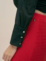 Camisa azul eléctrico de algodón con botones nacarados, corte holgado, mangas largas con puños abotonados y lazo en la cintura.