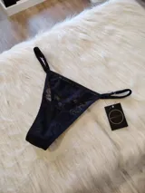 Microtanga negra de encaje con tiras finas.