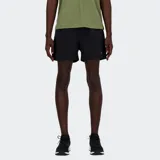 Short deportivo negro con tecnología NB DRY para control de la humedad, forro interior sin costuras, cordón ajustable, bolsillos laterales y bolsillo trasero con cierre.