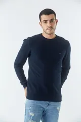 Sweater negro de algodón con cuello redondo y logo bordado en el pecho.