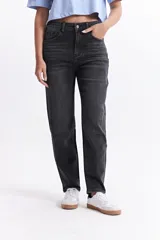 Jean mom de tiro medio color gris oscuro, confeccionado en 100% algodón.