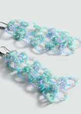 Par de aros colgantes con gancho metálico, formados por círculos de cuentas de colores celeste, turquesa y lila.