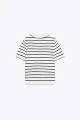 Top de punto blanco con rayas horizontales azul marino, cuello solapa y manga corta.