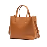 Cartera tipo tote bag color marrón, con doble asa corta y correa larga desmontable y regulable. Tiene dos compartimentos internos y un bolsillo con cierre.