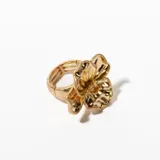 Anillo dorado con forma de flor.